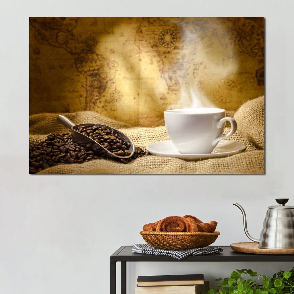 tablou canvas cu o ceasca de cafea fierbinte, langa boabe de cafea pe fundal cu harta lumii, in stil vintage