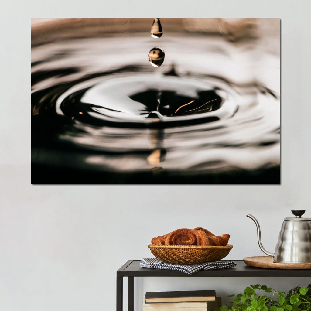 tablou canvas cu o picatura, surprinsa in impact cu apa in stil artistic