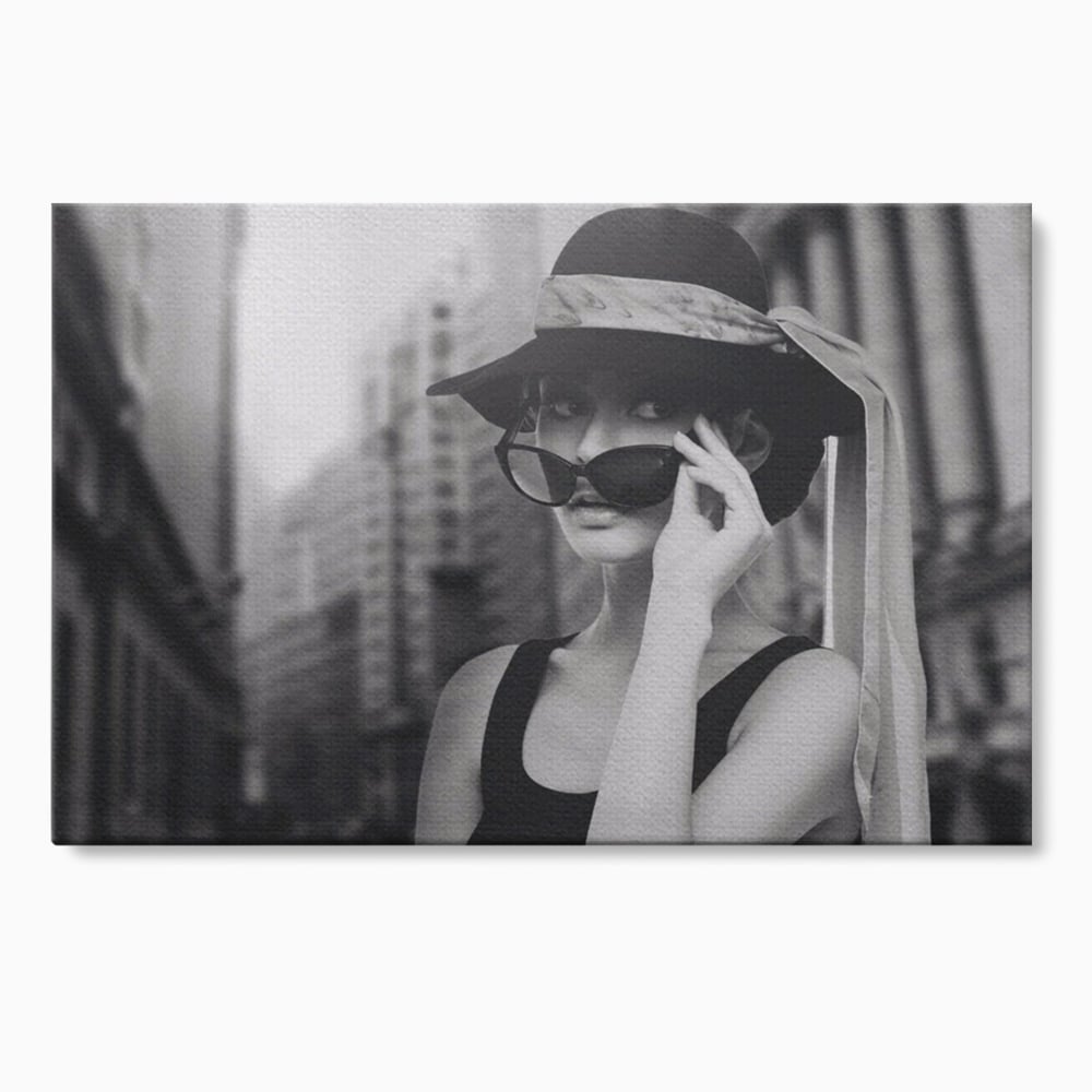 Tablou Canvas Premium LuxCanva® A1356, Beautiful Girl , Frumusete, Oras, Palarie, Ochelari, Living, Alb-Negru