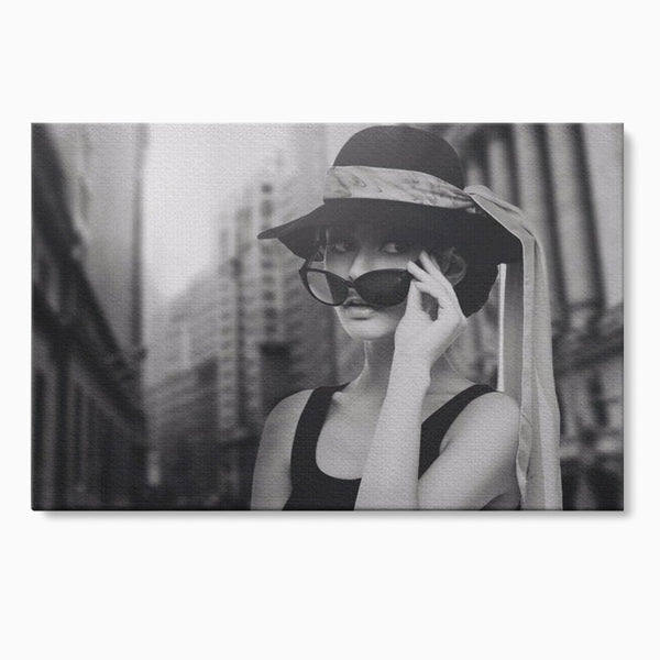 Tablou Canvas Premium LuxCanva® A1356, Beautiful Girl , Frumusete, Oras, Palarie, Ochelari, Living, Alb-Negru