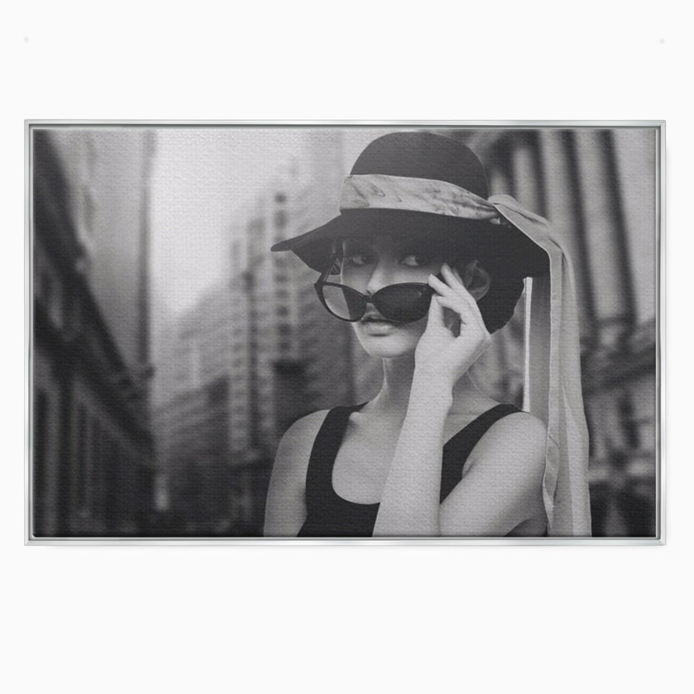 Tablou Canvas Premium LuxCanva® A1356, Beautiful Girl , Frumusete, Oras, Palarie, Ochelari, Living, Alb-Negru