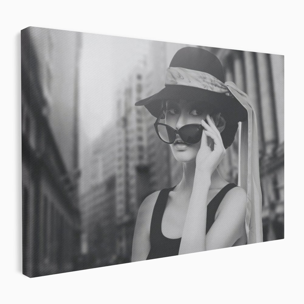 Tablou Canvas Premium LuxCanva® A1356, Beautiful Girl , Frumusete, Oras, Palarie, Ochelari, Living, Alb-Negru