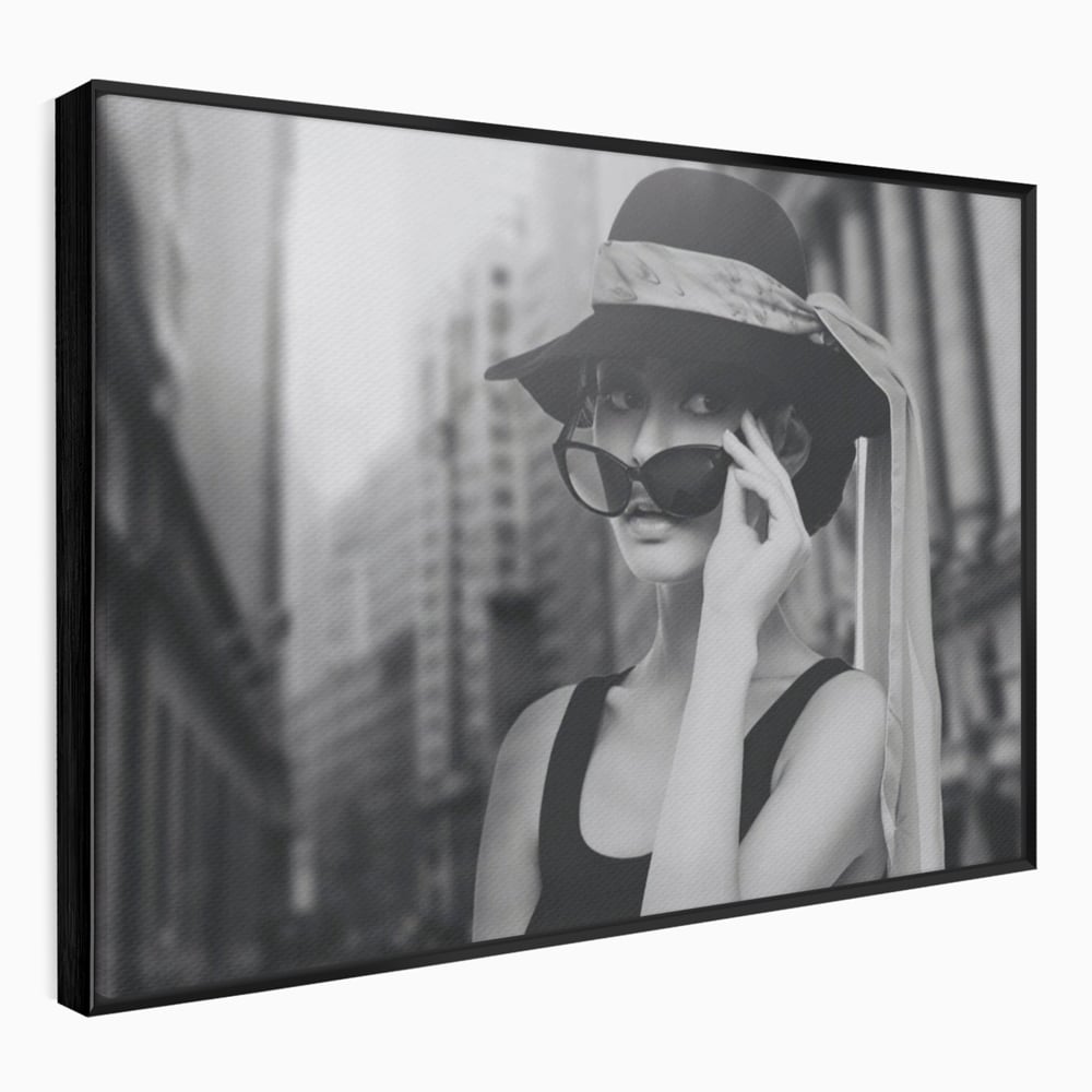Tablou Canvas Premium LuxCanva® A1356, Beautiful Girl , Frumusete, Oras, Palarie, Ochelari, Living, Alb-Negru