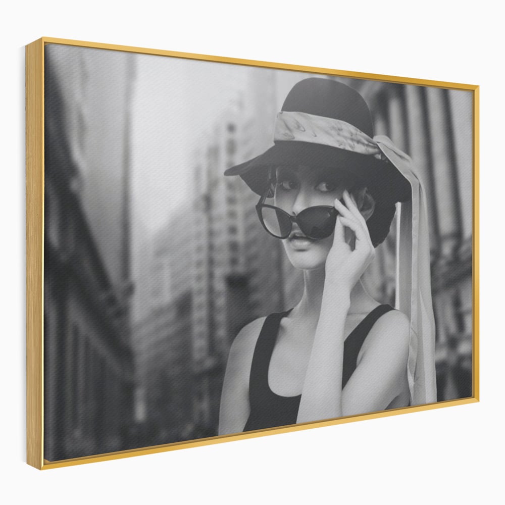 Tablou Canvas Premium LuxCanva® A1356, Beautiful Girl , Frumusete, Oras, Palarie, Ochelari, Living, Alb-Negru