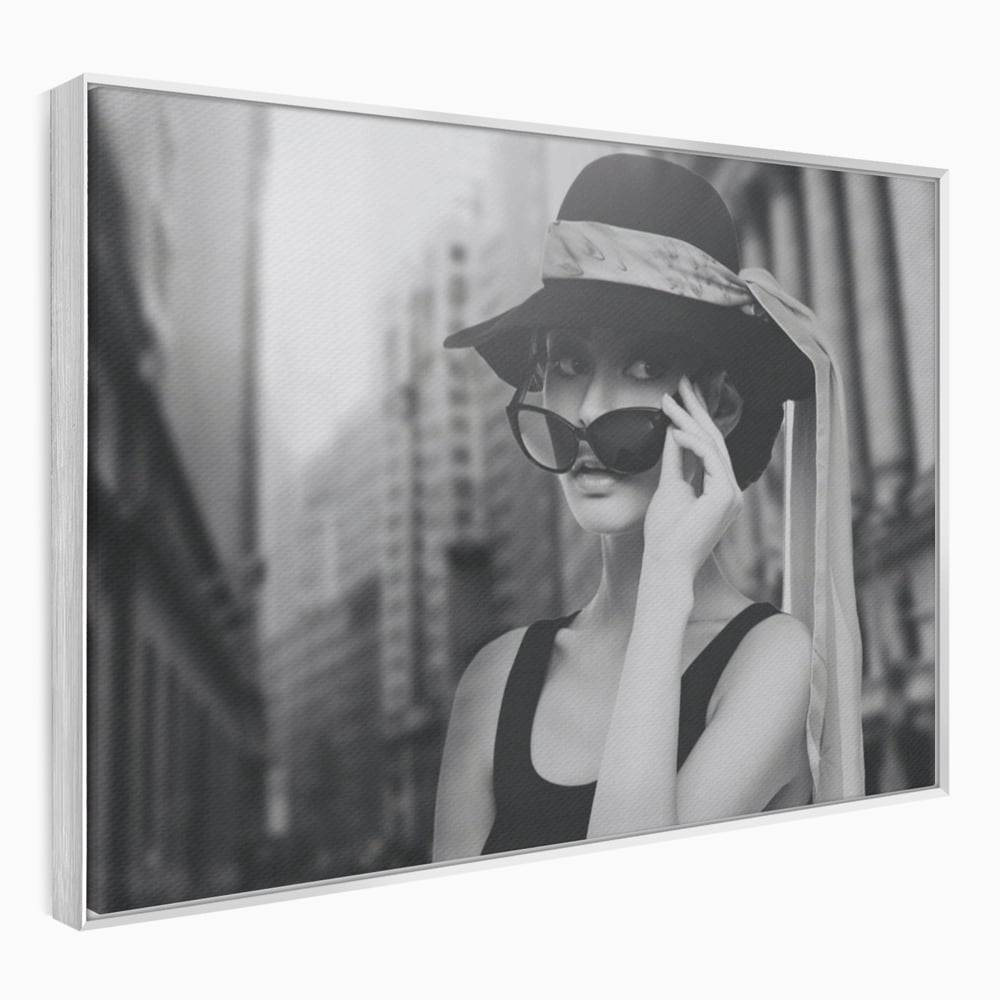 Tablou Canvas Premium LuxCanva® A1356, Beautiful Girl , Frumusete, Oras, Palarie, Ochelari, Living, Alb-Negru