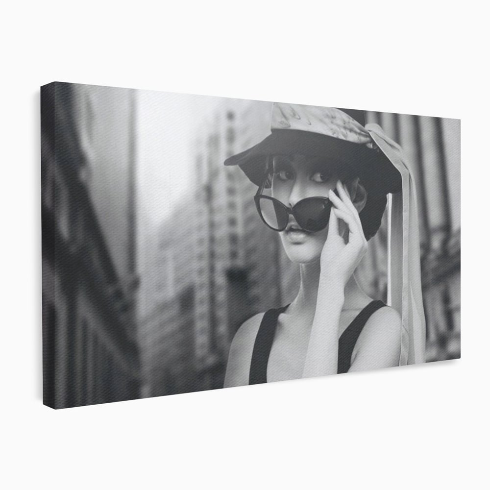 Tablou Canvas Premium LuxCanva® A1356, Beautiful Girl , Frumusete, Oras, Palarie, Ochelari, Living, Alb-Negru