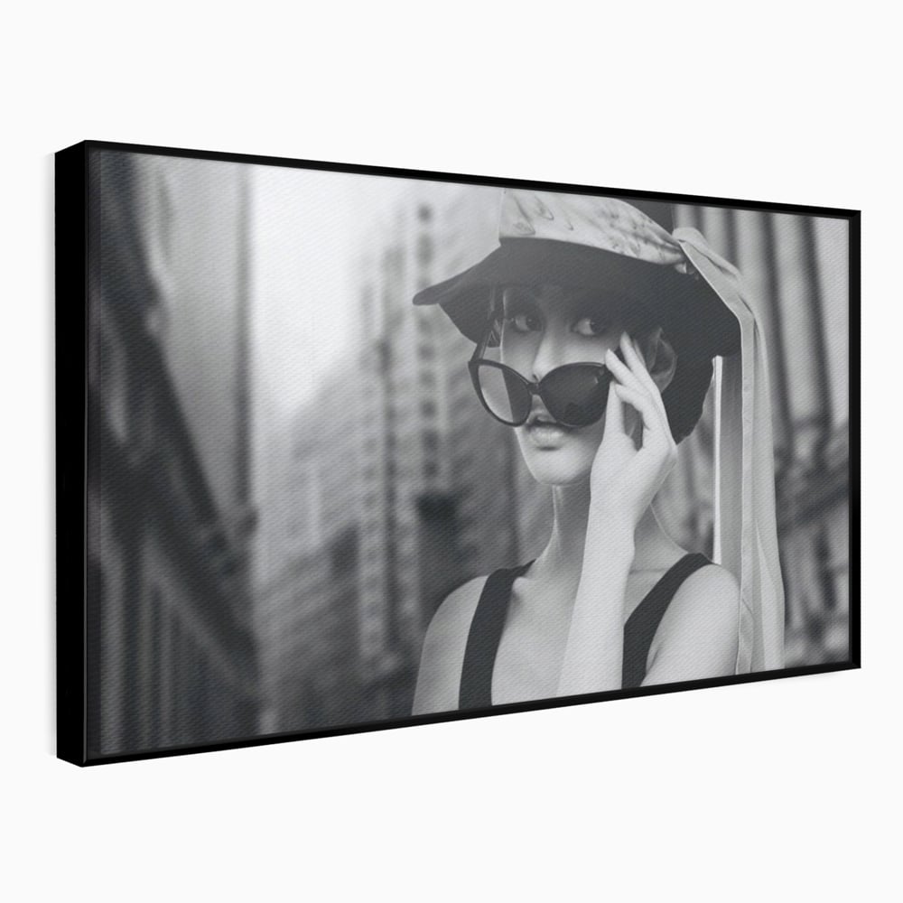 Tablou Canvas Premium LuxCanva® A1356, Beautiful Girl , Frumusete, Oras, Palarie, Ochelari, Living, Alb-Negru