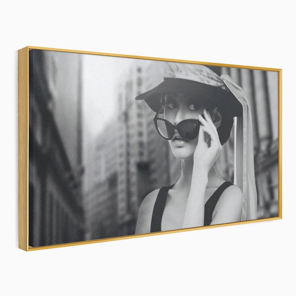 Tablou Canvas Premium LuxCanva® A1356, Beautiful Girl , Frumusete, Oras, Palarie, Ochelari, Living, Alb-Negru