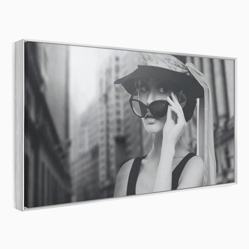 Tablou Canvas Premium LuxCanva® A1356, Beautiful Girl , Frumusete, Oras, Palarie, Ochelari, Living, Alb-Negru