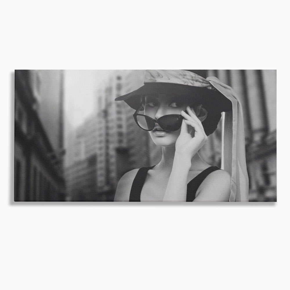 Tablou Canvas Premium LuxCanva® A1356, Beautiful Girl , Frumusete, Oras, Palarie, Ochelari, Living, Alb-Negru