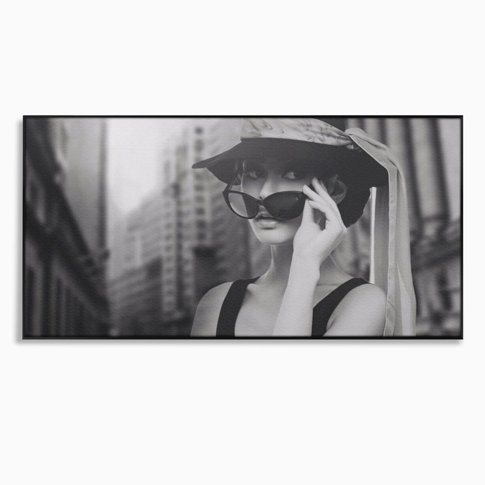Tablou Canvas Premium LuxCanva® A1356, Beautiful Girl , Frumusete, Oras, Palarie, Ochelari, Living, Alb-Negru