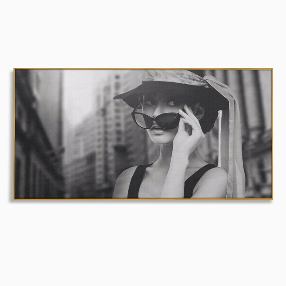 Tablou Canvas Premium LuxCanva® A1356, Beautiful Girl , Frumusete, Oras, Palarie, Ochelari, Living, Alb-Negru