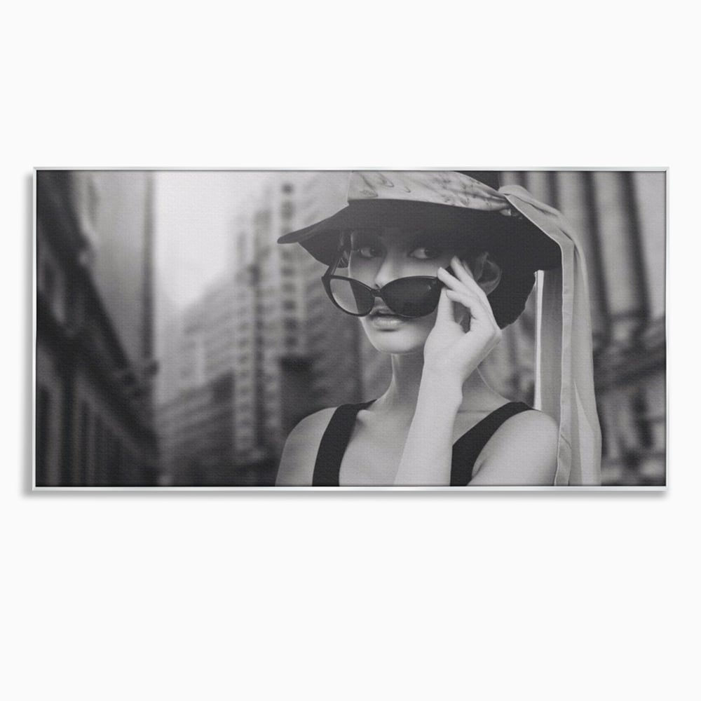 Tablou Canvas Premium LuxCanva® A1356, Beautiful Girl , Frumusete, Oras, Palarie, Ochelari, Living, Alb-Negru