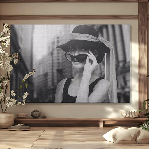 Tablou Canvas Premium LuxCanva® A1356, Beautiful Girl , Frumusete, Oras, Palarie, Ochelari, Living, Alb-Negru