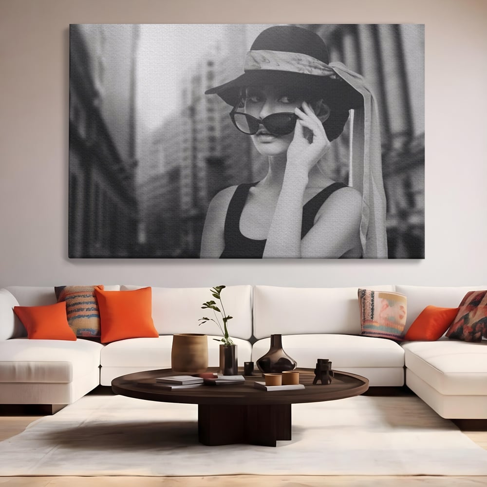 Tablou Canvas Premium LuxCanva® A1356, Beautiful Girl , Frumusete, Oras, Palarie, Ochelari, Living, Alb-Negru