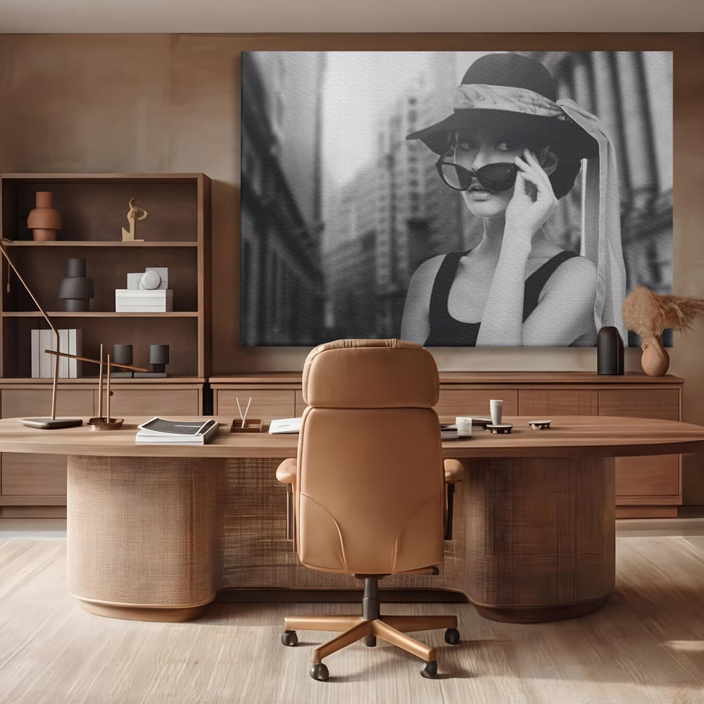 Tablou Canvas Premium LuxCanva® A1356, Beautiful Girl , Frumusete, Oras, Palarie, Ochelari, Living, Alb-Negru