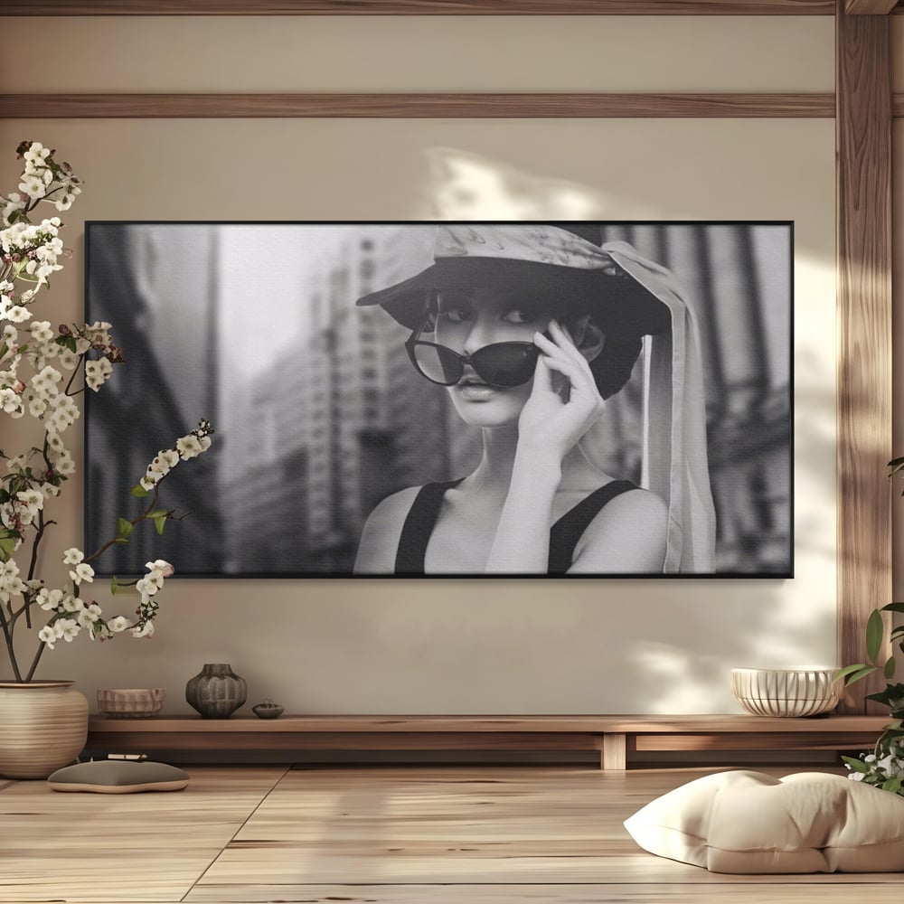 Tablou Canvas Premium LuxCanva® A1356, Beautiful Girl , Frumusete, Oras, Palarie, Ochelari, Living, Alb-Negru