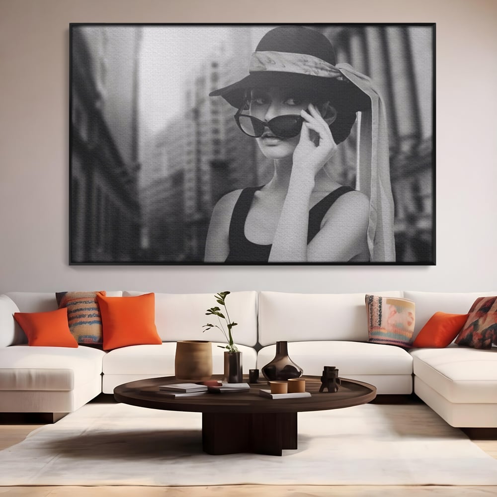 Tablou Canvas Premium LuxCanva® A1356, Beautiful Girl , Frumusete, Oras, Palarie, Ochelari, Living, Alb-Negru