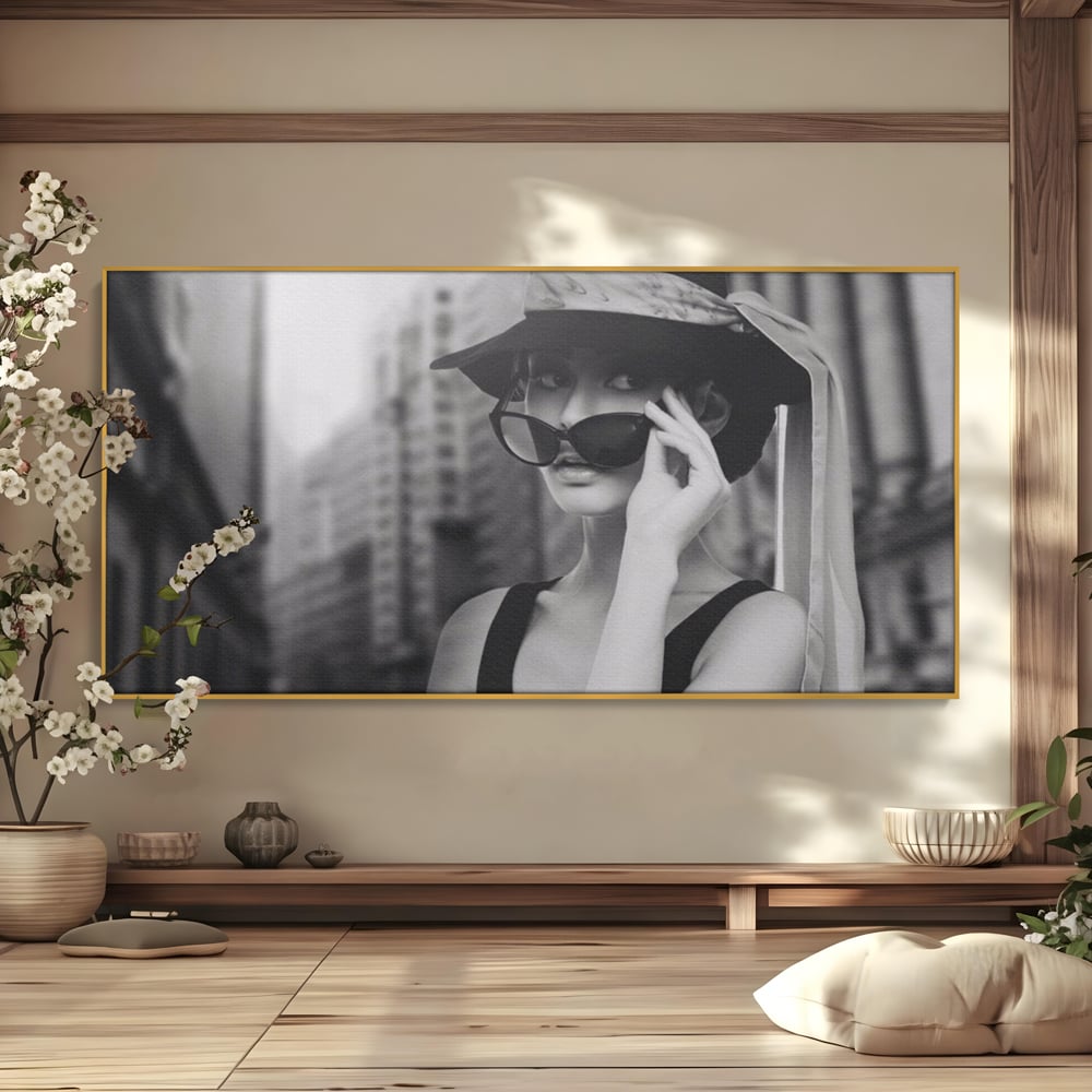 Tablou Canvas Premium LuxCanva® A1356, Beautiful Girl , Frumusete, Oras, Palarie, Ochelari, Living, Alb-Negru