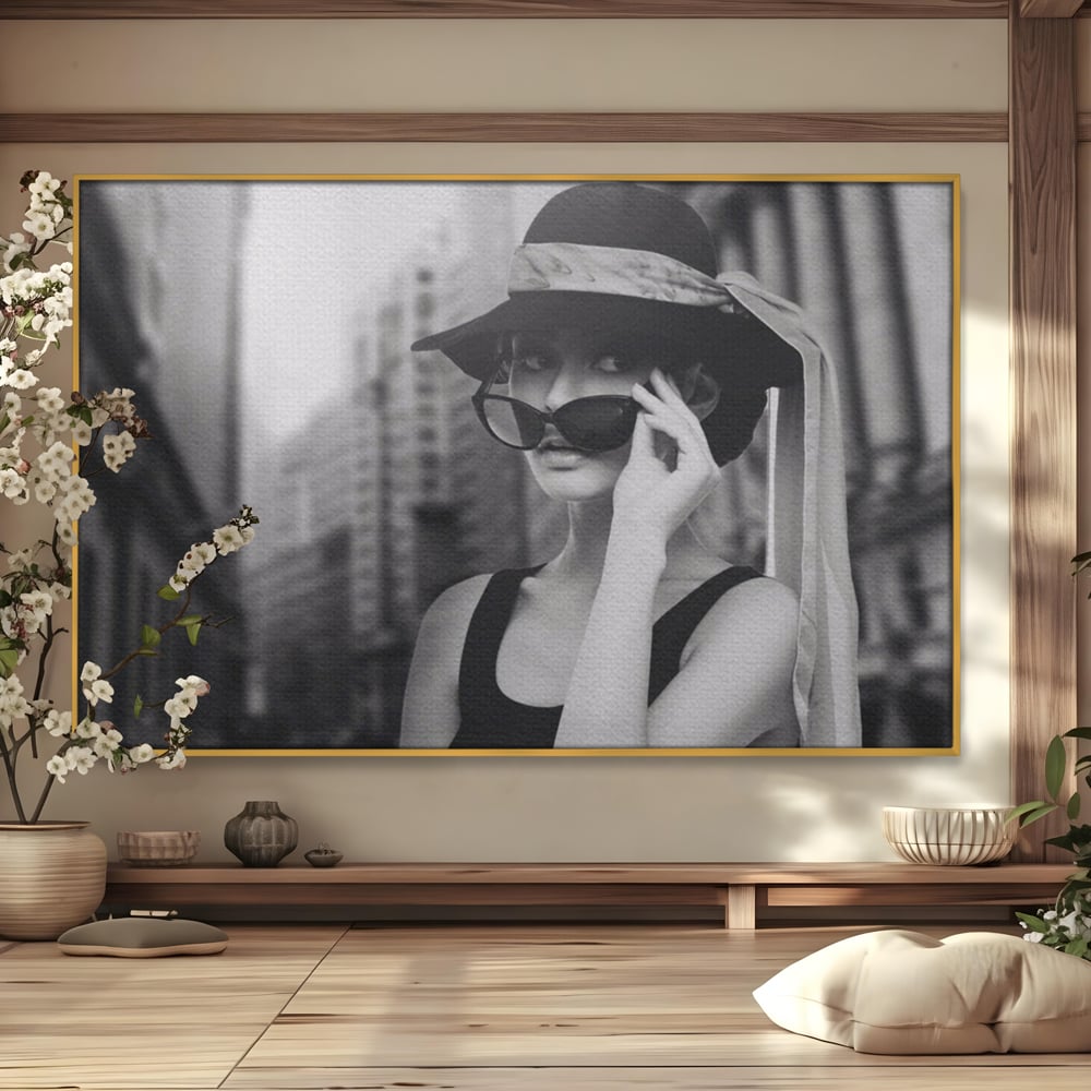 Tablou Canvas Premium LuxCanva® A1356, Beautiful Girl , Frumusete, Oras, Palarie, Ochelari, Living, Alb-Negru