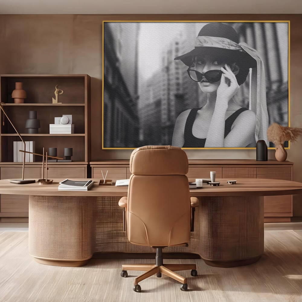 Tablou Canvas Premium LuxCanva® A1356, Beautiful Girl , Frumusete, Oras, Palarie, Ochelari, Living, Alb-Negru