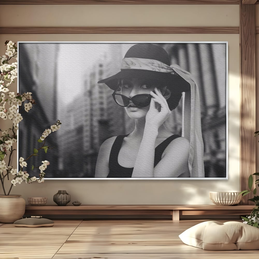 Tablou Canvas Premium LuxCanva® A1356, Beautiful Girl , Frumusete, Oras, Palarie, Ochelari, Living, Alb-Negru