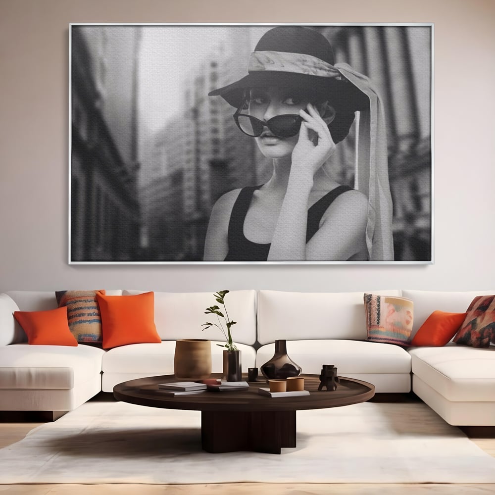 Tablou Canvas Premium LuxCanva® A1356, Beautiful Girl , Frumusete, Oras, Palarie, Ochelari, Living, Alb-Negru