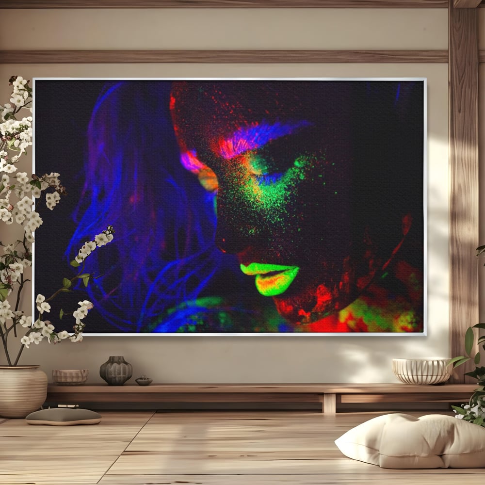 Leinwand Premium Canvas Wandkunst LuxCanva® A1357, Buntes Mädchen, Hübsch, Neon, Glitter, Phosphoreszierend, Lebendige Farben