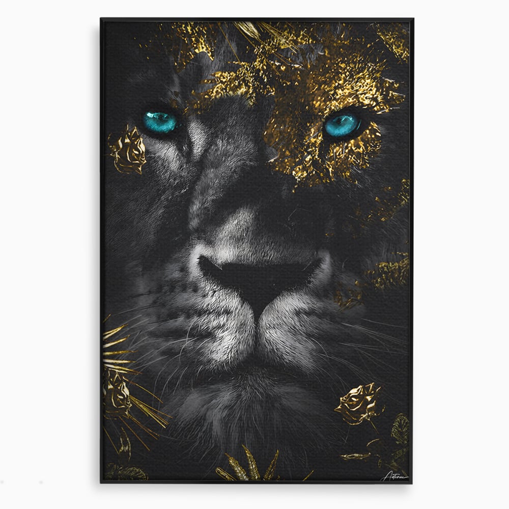 Tablou Canvas Premium LuxCanva® B1089, Frumusetea Leului Cu Ochi Albastrii , Birou, Leu, Rege, Savana, Living, Albastru, Negru, Auriu