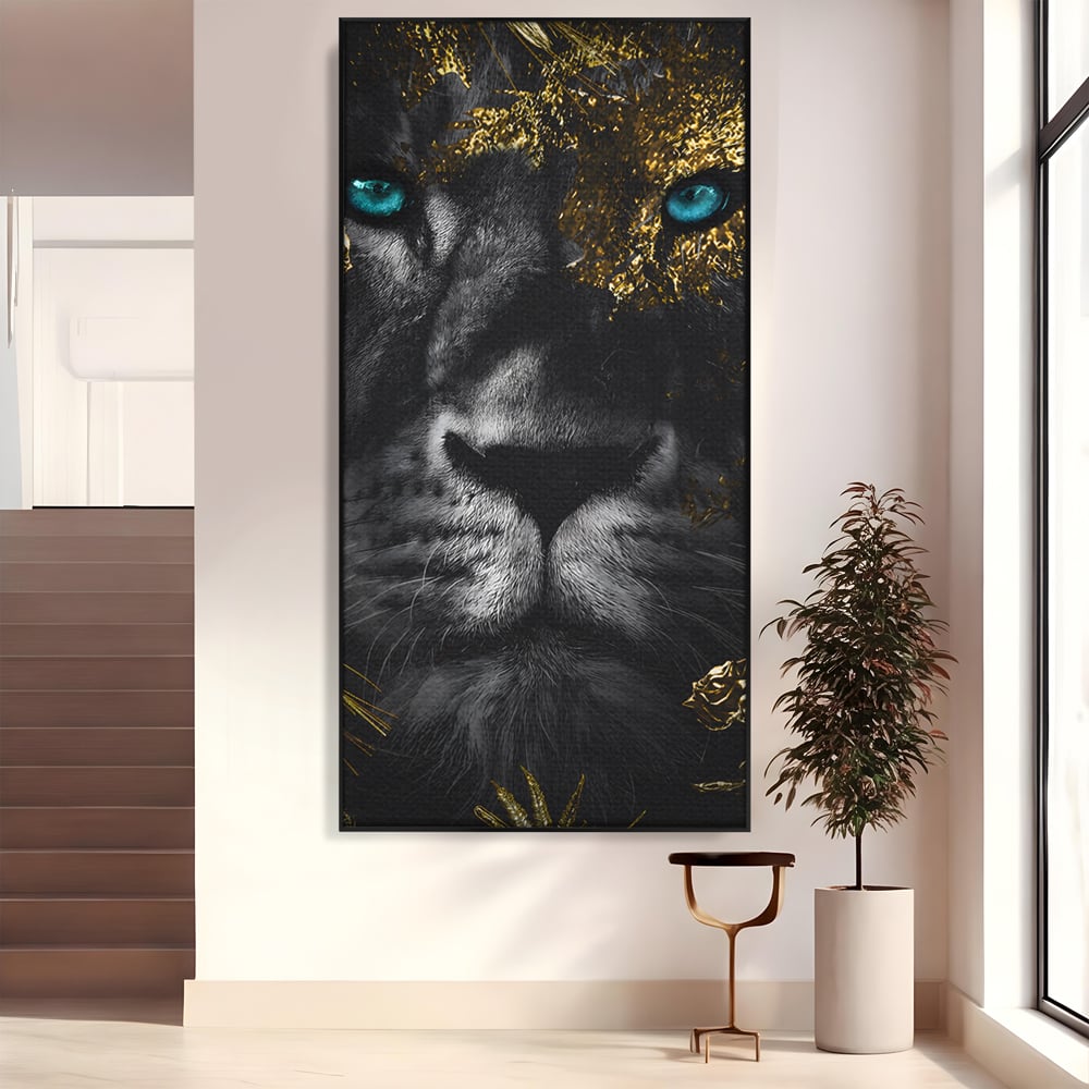 Tablou Canvas Premium LuxCanva® B1089, Frumusetea Leului Cu Ochi Albastrii , Birou, Leu, Rege, Savana, Living, Albastru, Negru, Auriu