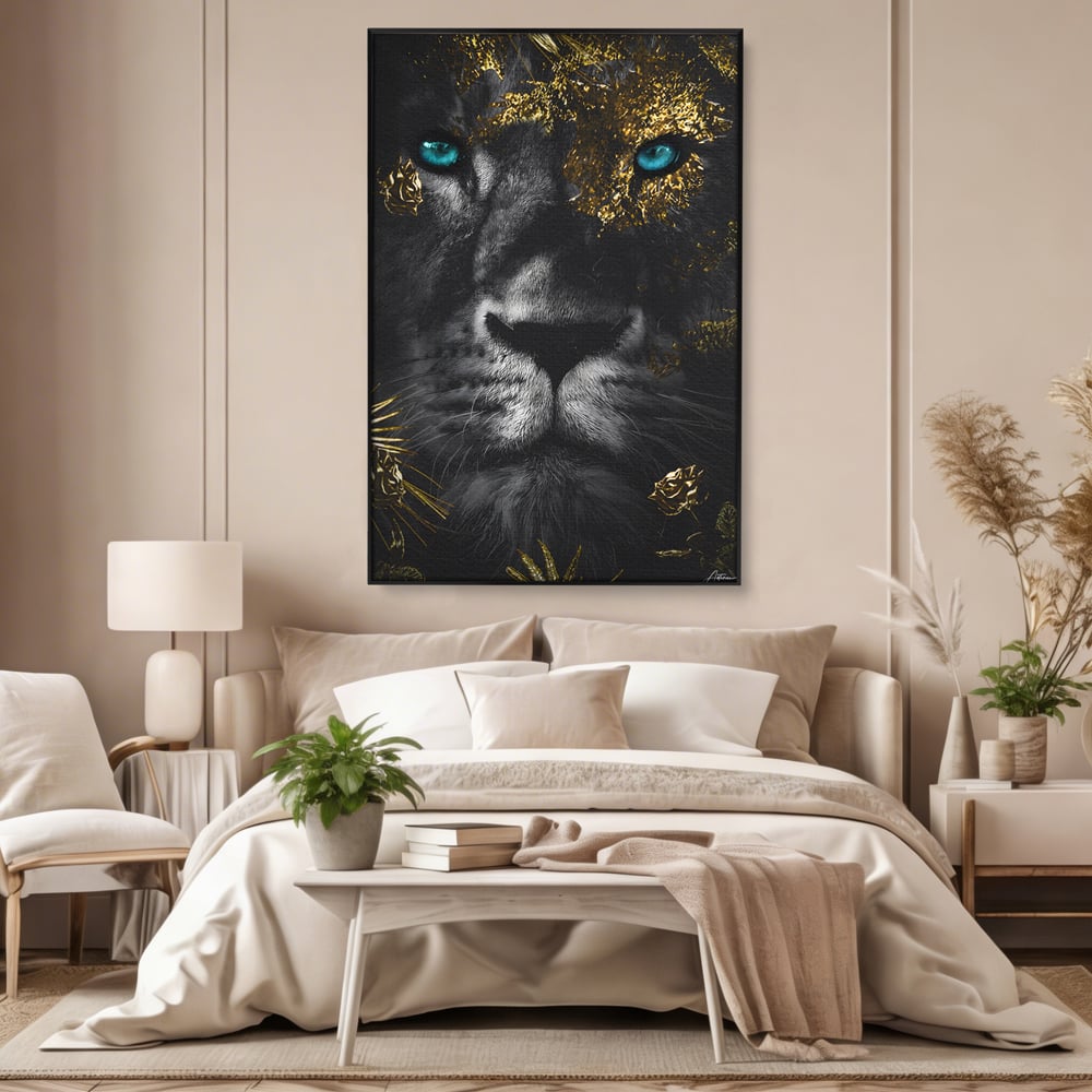 Tablou Canvas Premium LuxCanva® B1089, Frumusetea Leului Cu Ochi Albastrii , Birou, Leu, Rege, Savana, Living, Albastru, Negru, Auriu