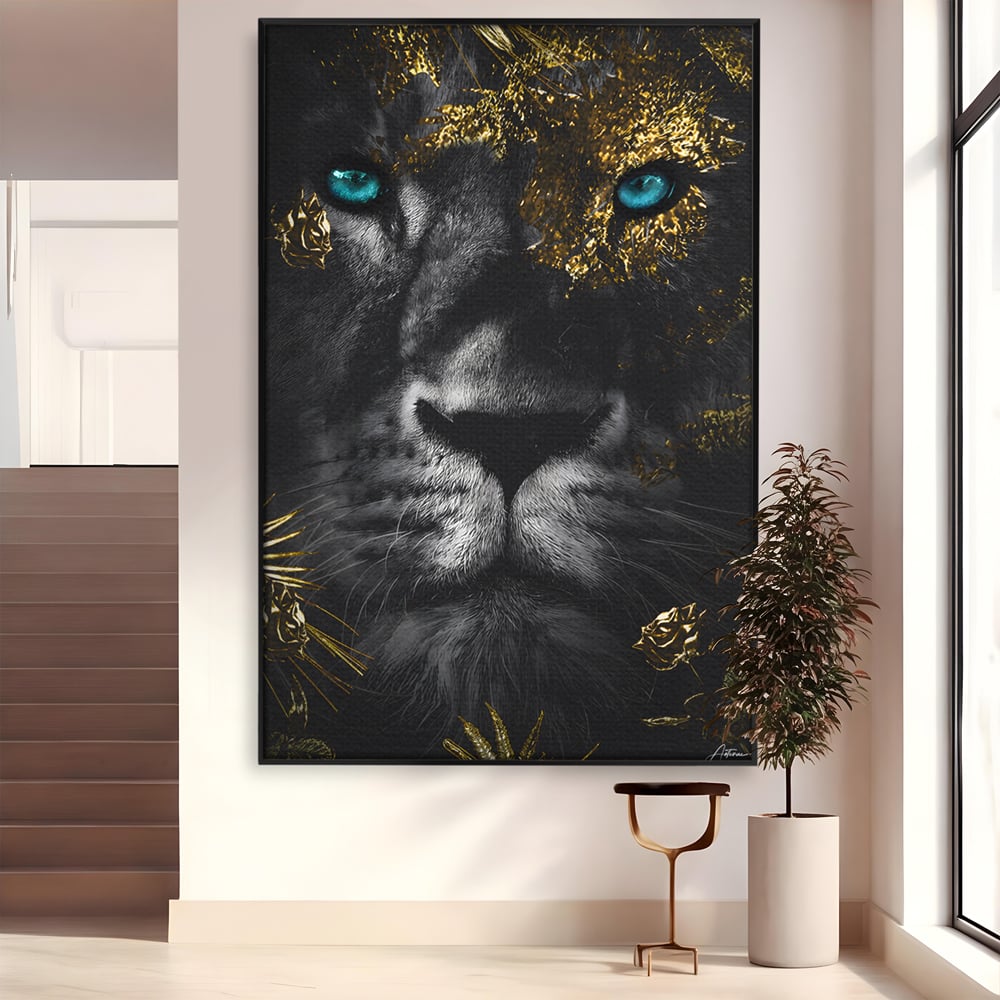 Tablou Canvas Premium LuxCanva® B1089, Frumusetea Leului Cu Ochi Albastrii , Birou, Leu, Rege, Savana, Living, Albastru, Negru, Auriu
