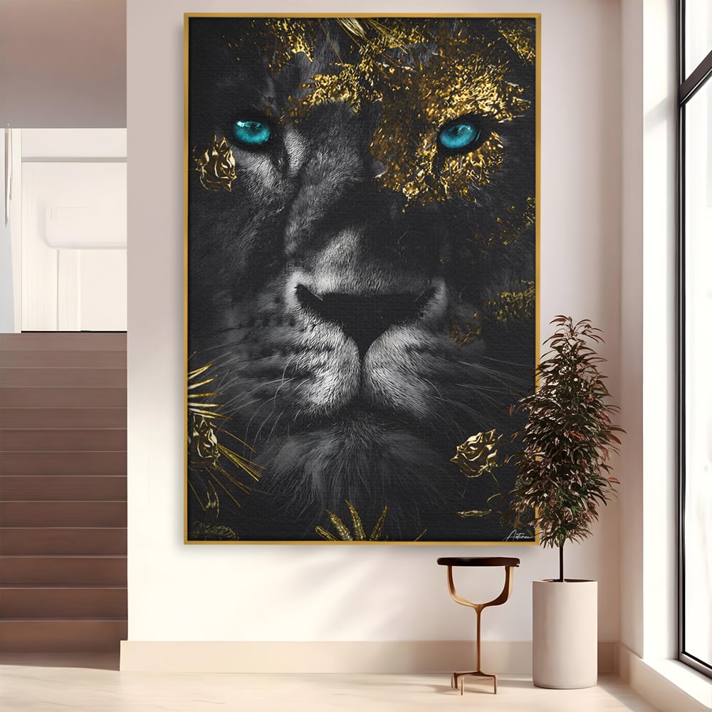 Tablou Canvas Premium LuxCanva® B1089, Frumusetea Leului Cu Ochi Albastrii , Birou, Leu, Rege, Savana, Living, Albastru, Negru, Auriu