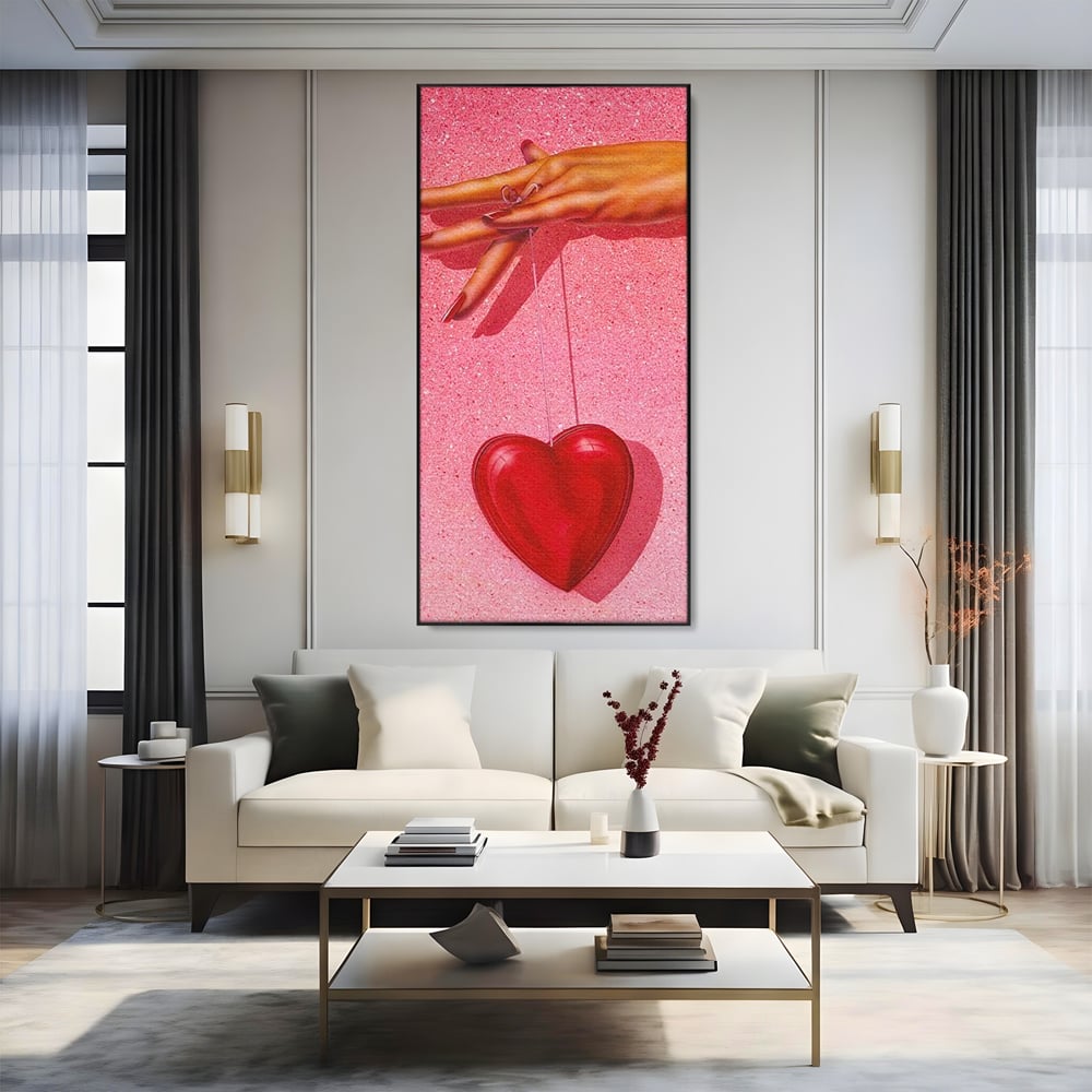 Tablou Canvas Premium, LuxCanva® E1081, Firul Dragostei, Dragoste, Inima, Roz, Fir, Atarnat, Mana, Degete, Daruire, Iubire, Valentine’s Day, Catifea, Promisiune, Living, Dormitor