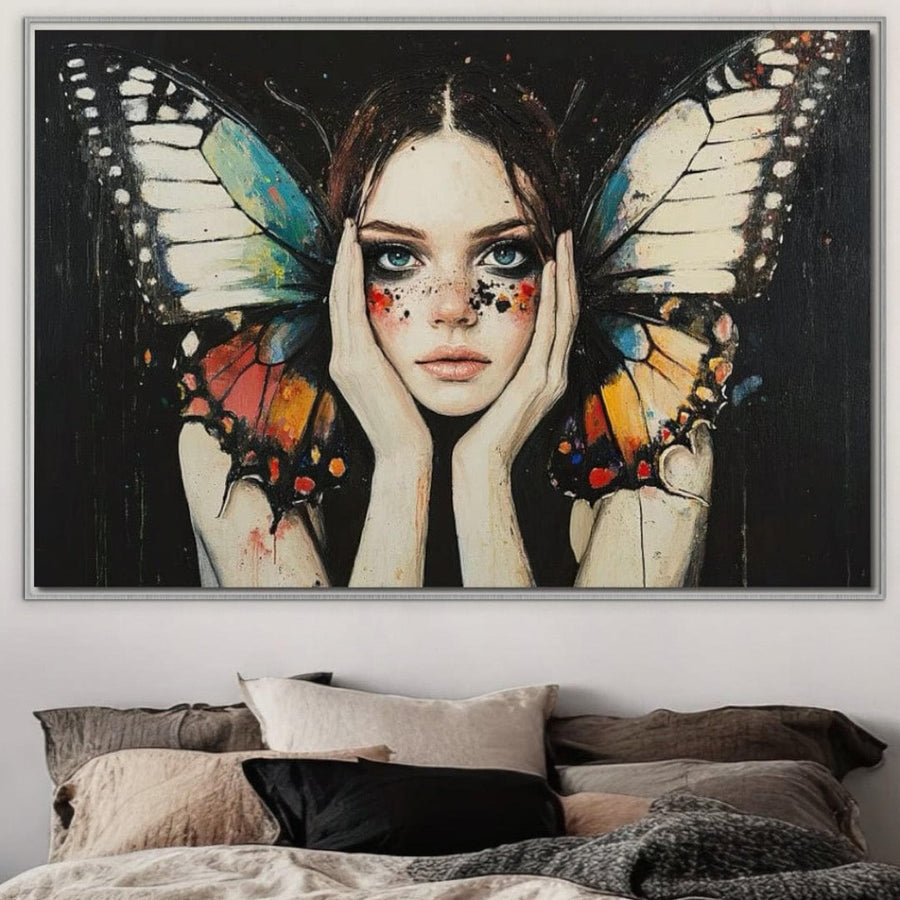Deasupra patului se află tabloul canvas premium LuxCanva® G1110 "Fata Fluture": o femeie cu aripi de fluture și privire albastră, care simbolizează metamorfoza. Print calitate premium pe pânză bumbac, ideal pentru living sau dormitor.