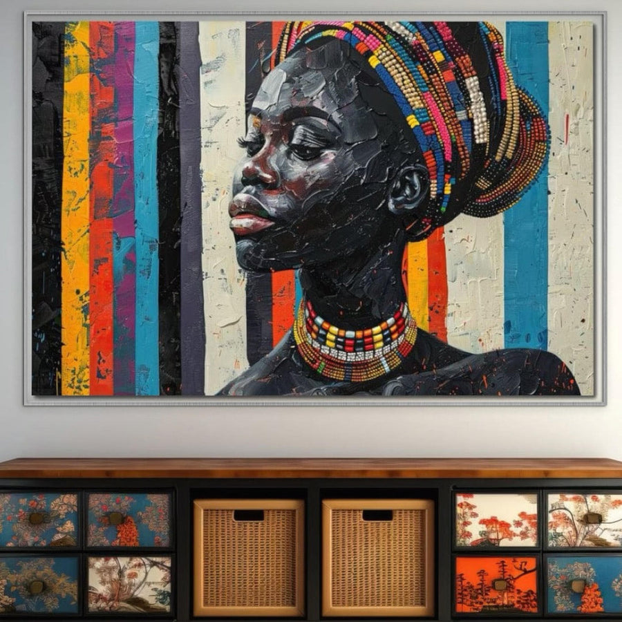 Tabloul LuxCanva® Tablou Canvas Premium G1118, "Poveste din Africa", înfățișează o femeie vibrantă cu o perlă pe cap, contraste tribale și dungi colorate - perfect pentru a adăuga eleganță și spirit decorului dvs. de living sau dormitor.