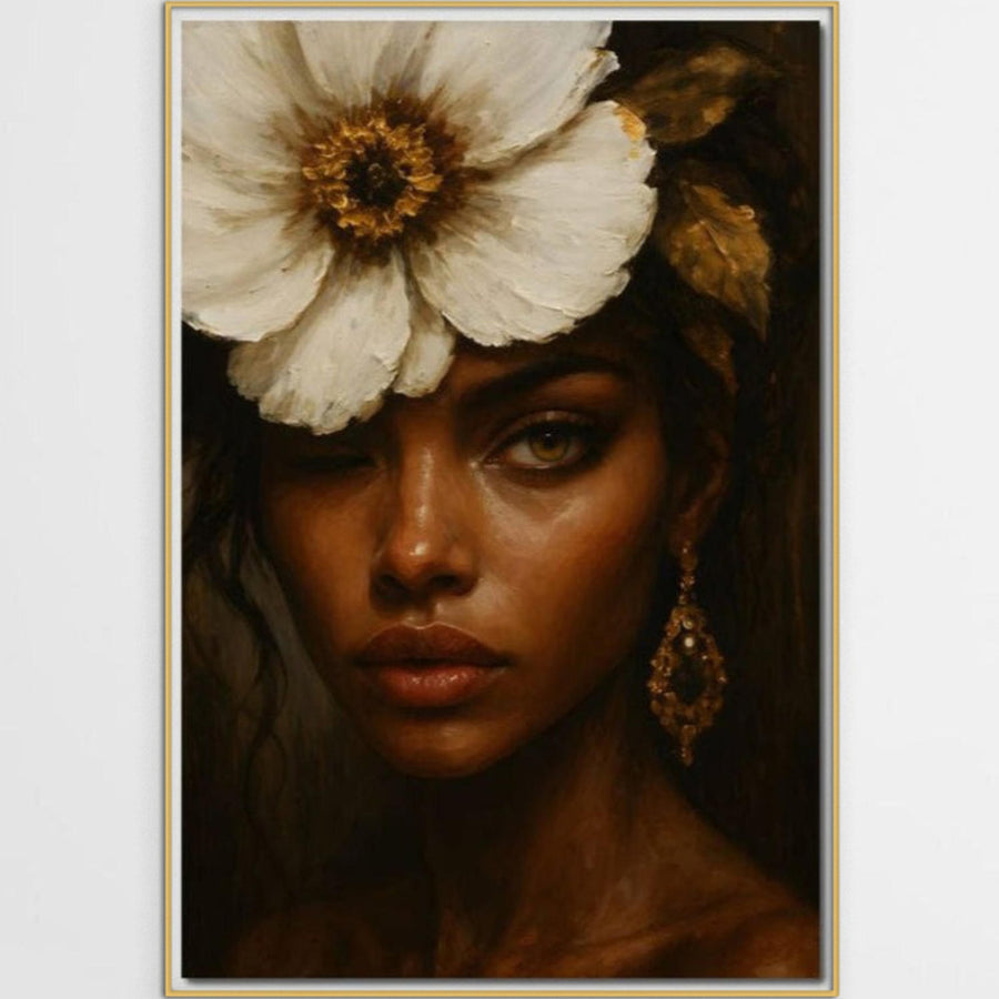 Experimentați eleganța cu pânza LuxCanva® Premium "Ocrotitoarea Petalelor" (G1138): o femeie misterioasă cu pielea maro închis, floare albă în părul închis la culoare, cercel auriu și privire calmă pe un fundal contrastant. Fabricat în România.