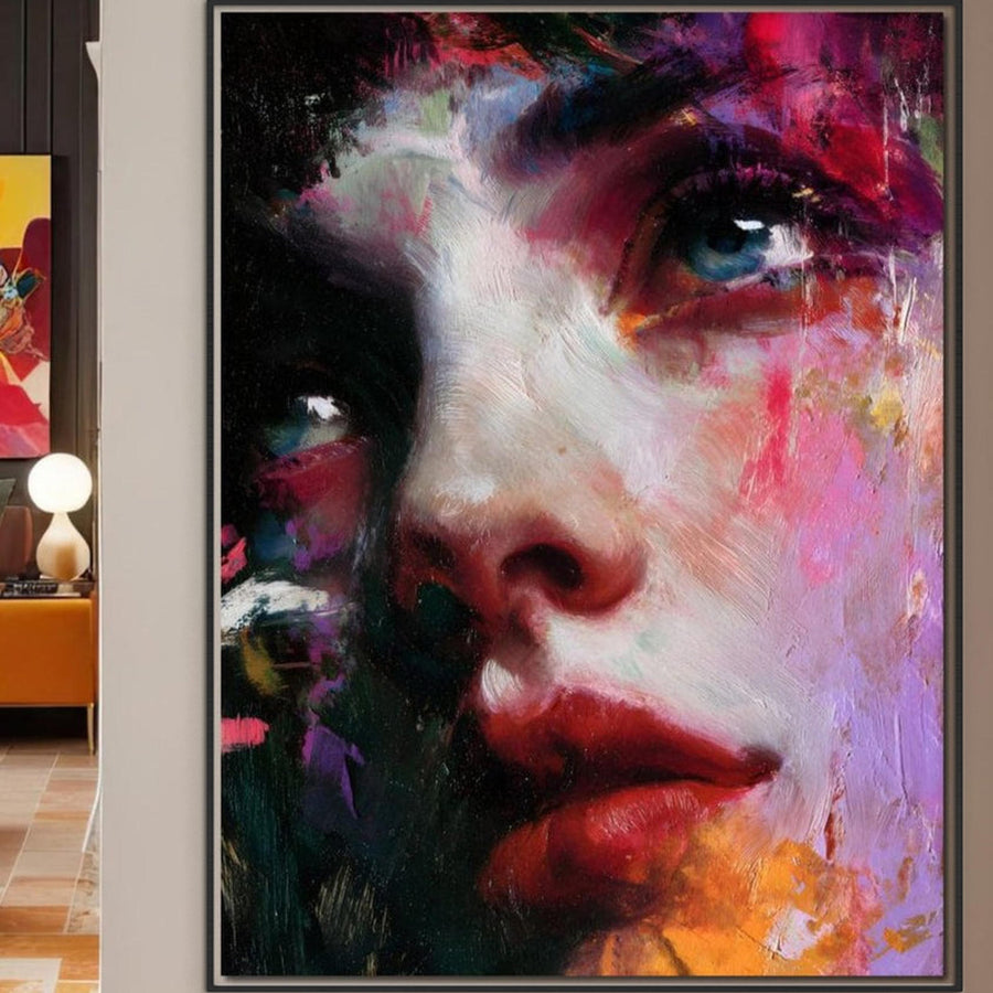 Pânza LuxCanva® Premium, "Privire Spre Infinit" (G1154), prezintă un prim-plan de vis, colorat, al feței unei femei cu un fundal abstract vibrant - o piesă de decor expresivă pentru camera de zi, dormitor sau birou.