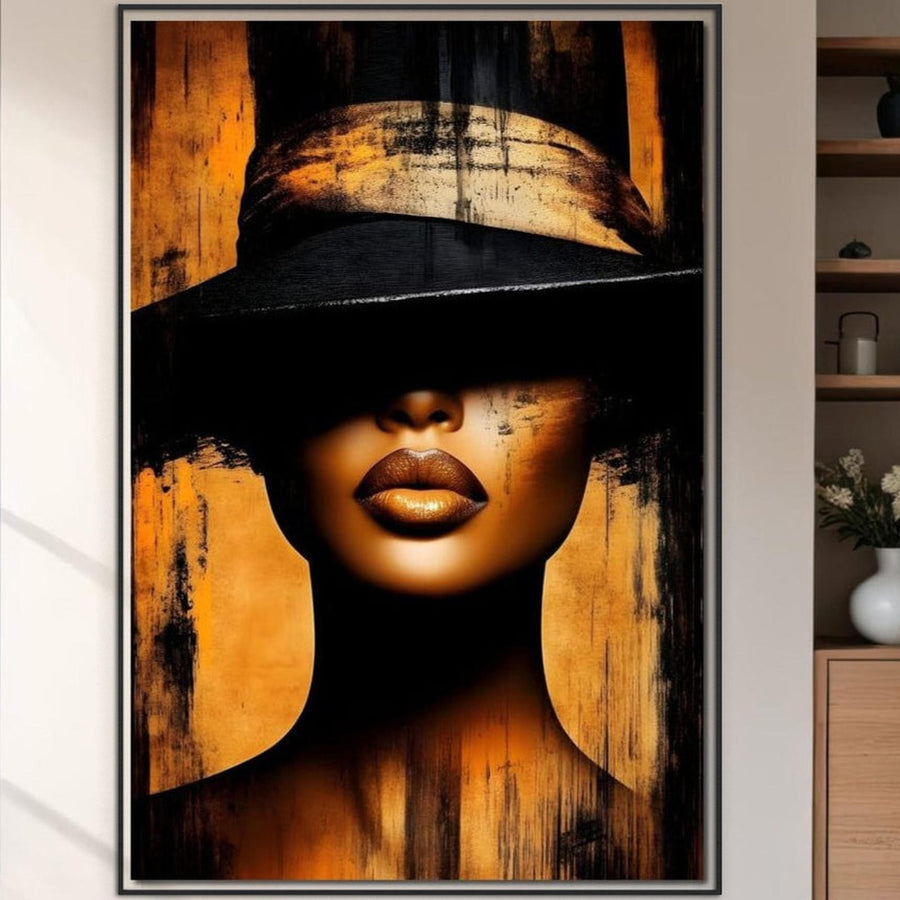 Tablou Canvas Premium LuxCanva® "Pasiune Mascata" (G1175) prezintă o femeie elegantă cu buze aurii și piele maro auriu, umbrită de o pălărie. Tonurile îndrăznețe de negru și auriu adaugă dramatism și senzualitate, perfect pentru livinguri, dormitoare sau birouri.