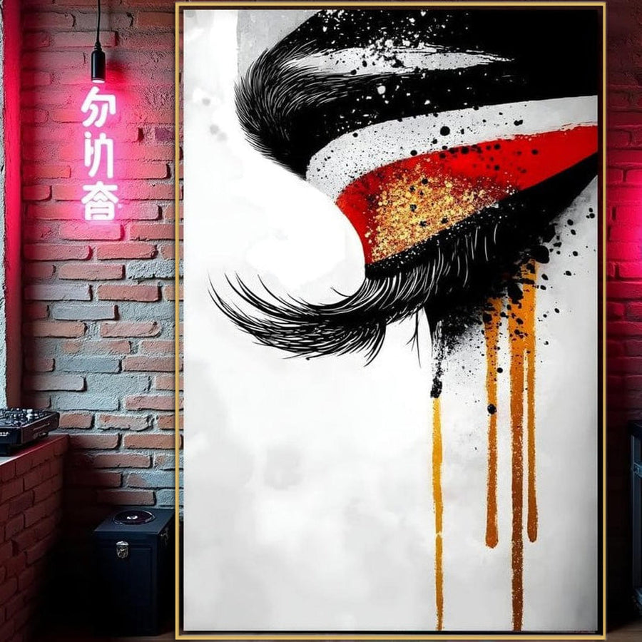 O pânză mare LuxCanva® Tablou Canvas Premium, "Privirea care Curge" (G1180), care prezintă un ochi abstract cu gene negre, accente roșii și aurii și picături de vopsea, este atârnată pe un perete de cărămidă lângă caractere chinezești roz neon și o placă turnantă.