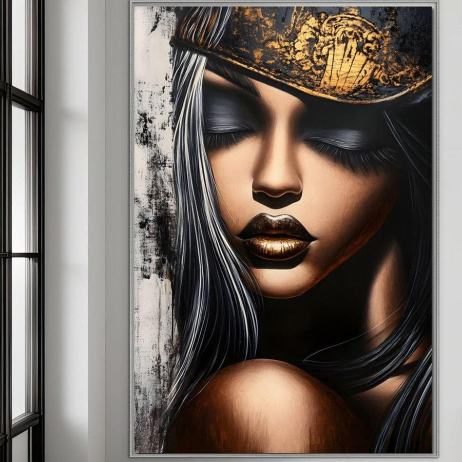 Tabloul LuxCanva® Tablou Canvas Premium G1184, "Linistea Reginei", înfățișează o femeie cu buze și coroană aurii, cu ochii închiși în meditație, așezată pe tușe albe și negre. Perfectă pentru decorarea biroului, a camerei de zi sau a dormitorului.