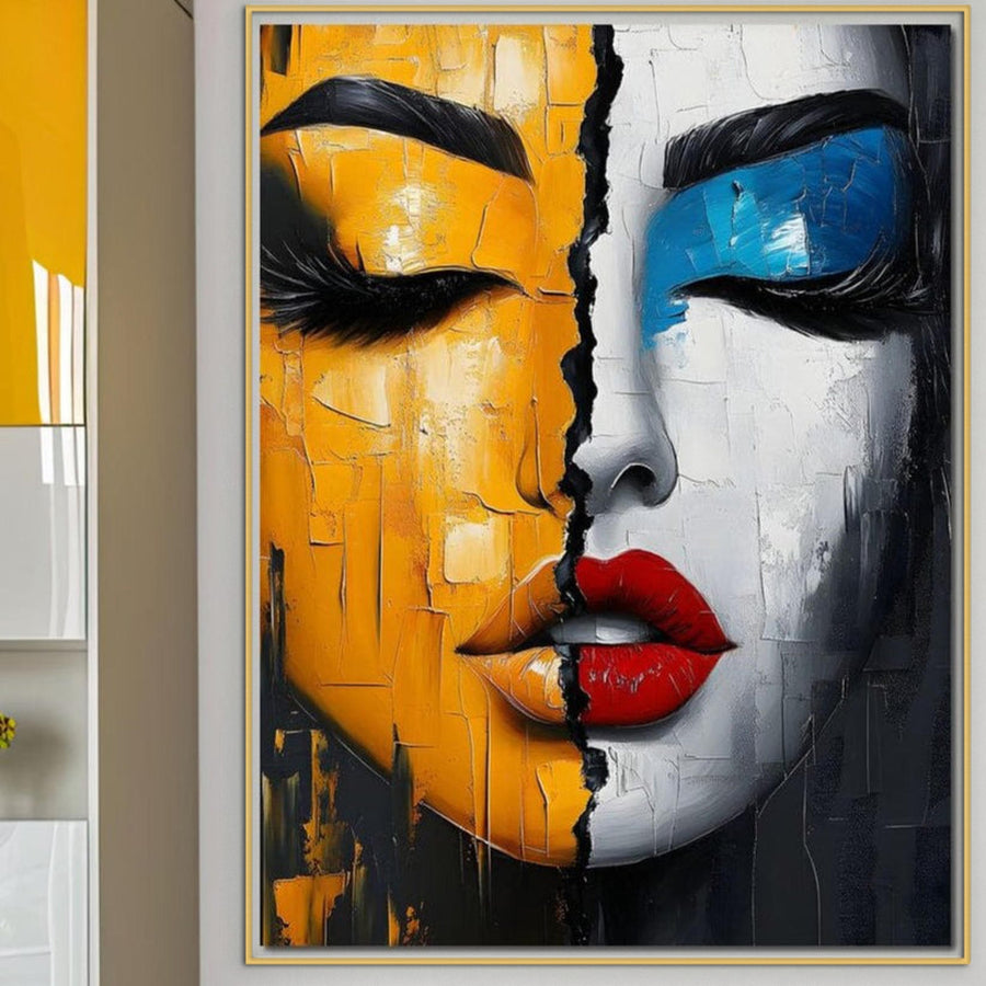 Tabloul LuxCanva® Tablou Canvas Premium G1210, "Tacere si Strigat," prezintă un portret cu două fețe - textură galbenă pe o parte, alb neted pe cealaltă - fard de ochi albastru, gene lungi, buze roșii. Ideal pentru decoruri de salon, birou, living sau dormitor.