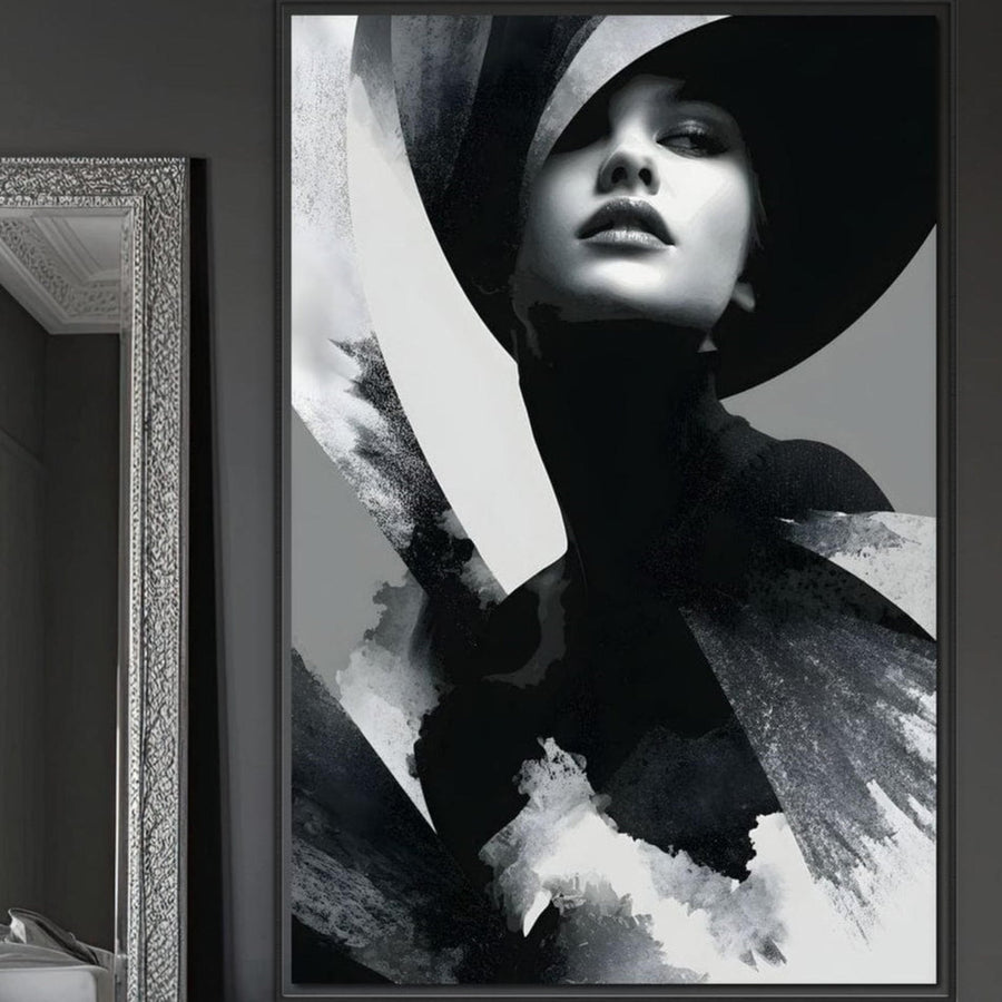 O pânză mare LuxCanva® Tablou Canvas Premium, "Poem in Alb si Negru" (G1218), cu silueta unei doamne elegante în alb și negru, atârnă pe un perete întunecat, lângă o oglindă cu ramă argintie.