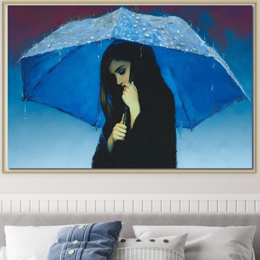 Tablou Canvas Premium LuxCanva® G1222 "Ploaia Sufletului" prezintă o femeie cu păr lung, ținând o umbrelă albastră sub ploaie, pe un fundal azuriu. Aduce melancolie și rafinament în salon, birou sau dormitor.