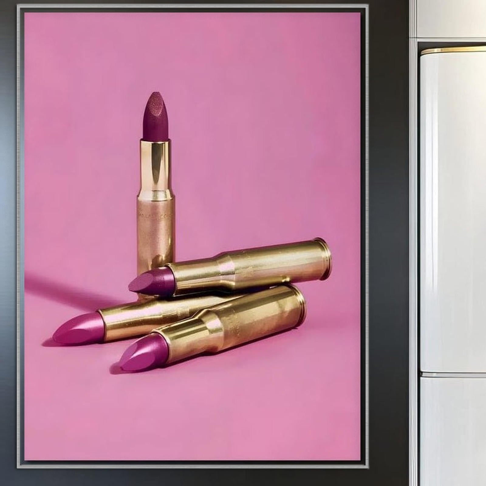 Leinwand Premium Canvas Wall Art, LuxCanva® G1224, Weapons of Femininity, Lippenstift, Gold, Pink, Glint, Hintergrund, Pop Art, Minimalismus, Weiblichkeit, Glamour, Make-up, Rebellion, Verführung, Make-up, Salon, Büro, Wohnen, Wohnzimmer, Schlafzimmer