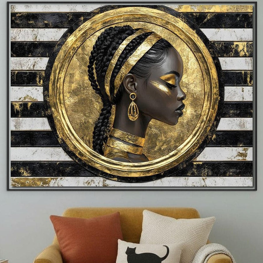 Tablou Canvas Premium LuxCanva® G1229 prezintă un portret afro modern cu accente aurii și bijuterii, așezat într-o ramă circulară cu dungi albe și negre - ideal pentru a adăuga rafinament decorului camerei de zi sau dormitorului dvs.