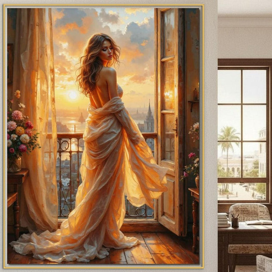 O femeie într-o rochie vaporoasă stă pe un balcon la apusul soarelui, scăldată într-o lumină caldă, înconjurată de flori și priveliști ale orașului - capturată în Tablou Canvas Premium LuxCanva® G1240 "Sclipiri de Dor", perfectă pentru decorarea camerei de zi sau a dormitorului.