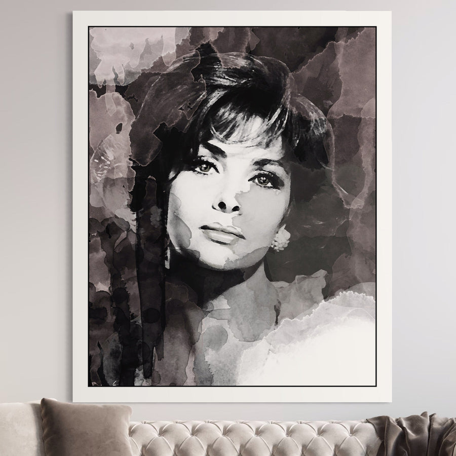 Un portret alb-negru, în stil acuarelă, al Sophiei Loren este imprimat pe LuxCanva® Tablou Canvas Premium B1134 și expus deasupra unei canapele cu perne de pluș, adăugând eleganță decorului camerei de zi sau dormitorului dvs.