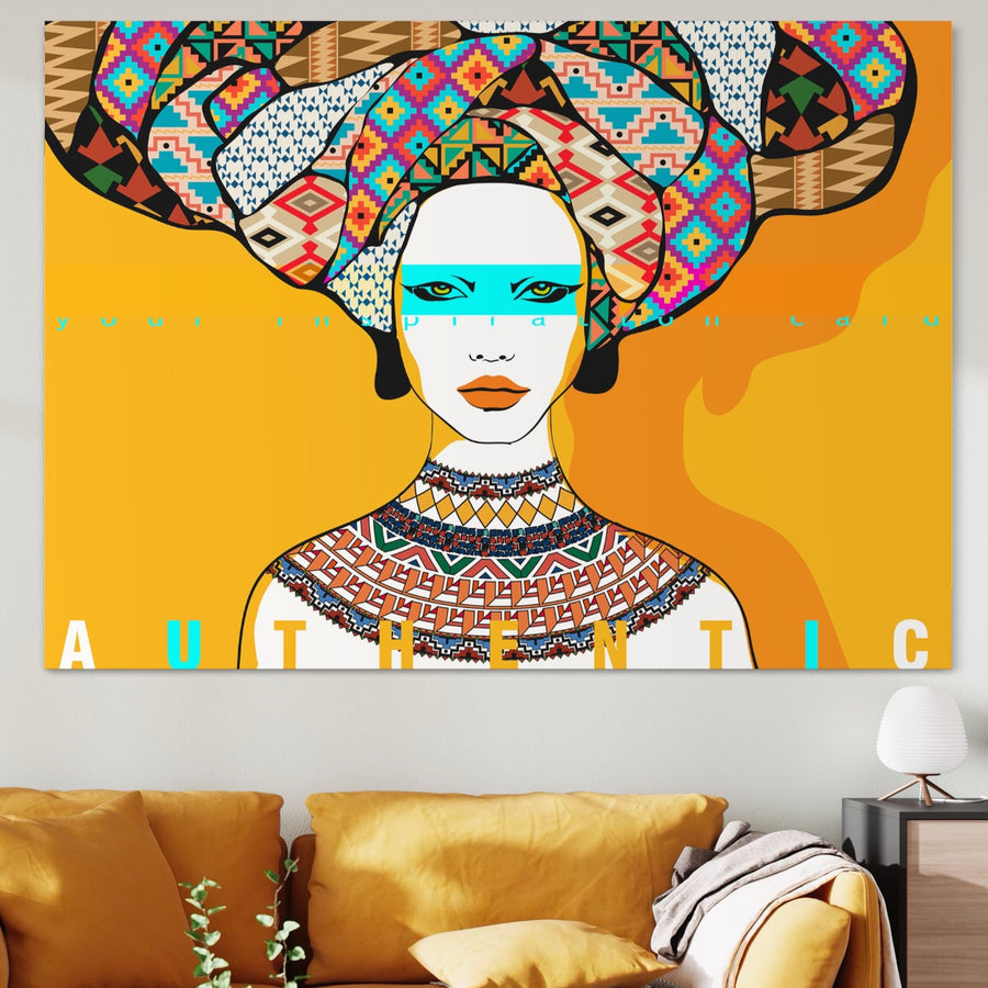 Pânza LuxCanva® Tablou Premium LuxCanva® B1133 prezintă o femeie africană cu un turban vibrant și vopsea pe față, pe un fundal portocaliu - perfectă pentru a adăuga farmec tribal colorat camerei de zi sau dormitorului dvs.