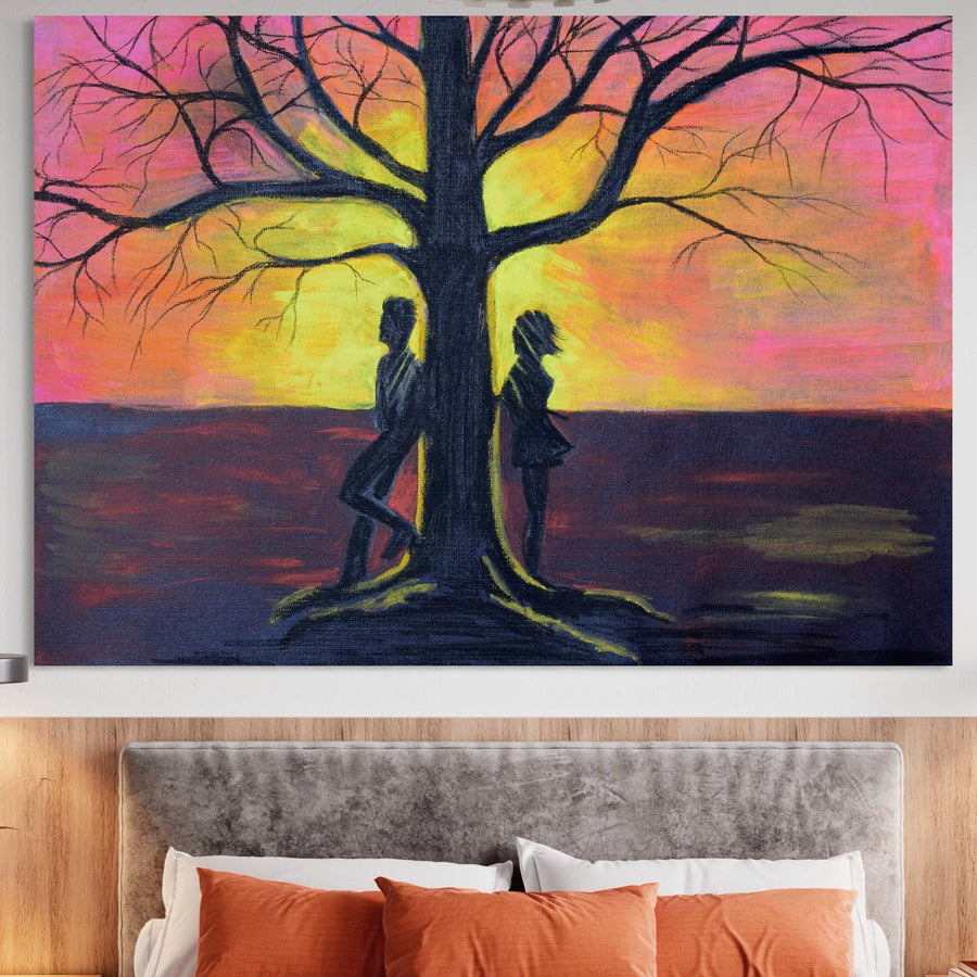 Tablou Canvas Premium B1129 LuxCanva® prezintă o scenă vibrantă a unui cuplu la apus lângă un copac, perfectă pentru dormitor sau camera de zi, adăugând căldură și emoție cu culorile sale uimitoare.